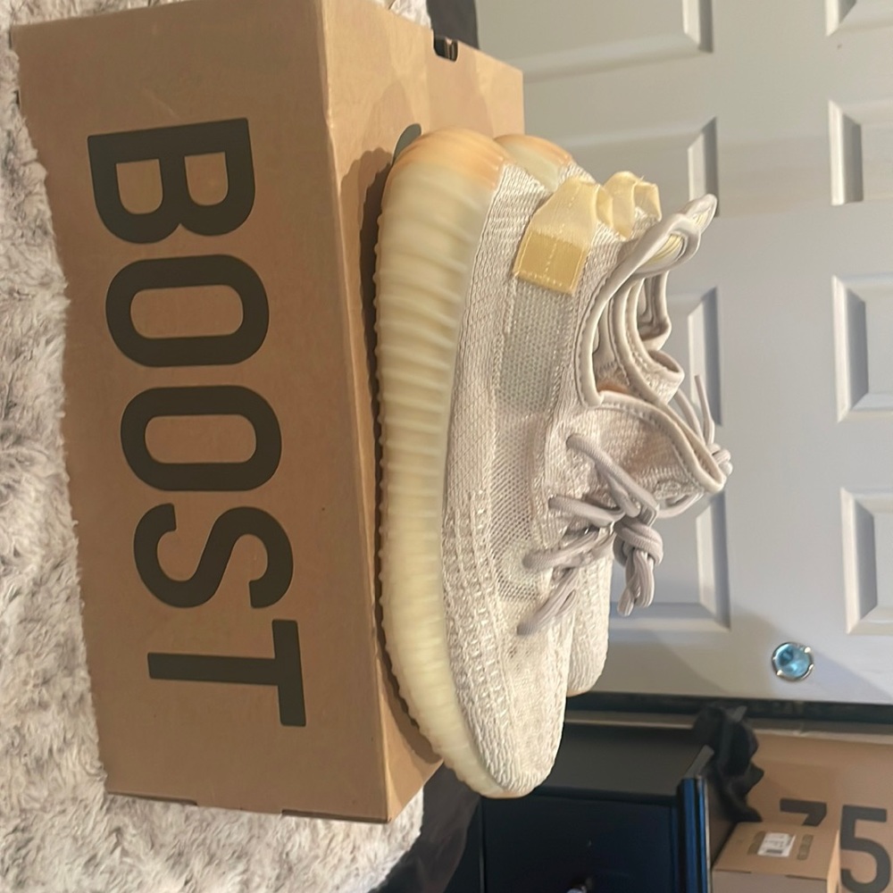 Yeezy boost 350 V2 light size 7 1/2 Mens